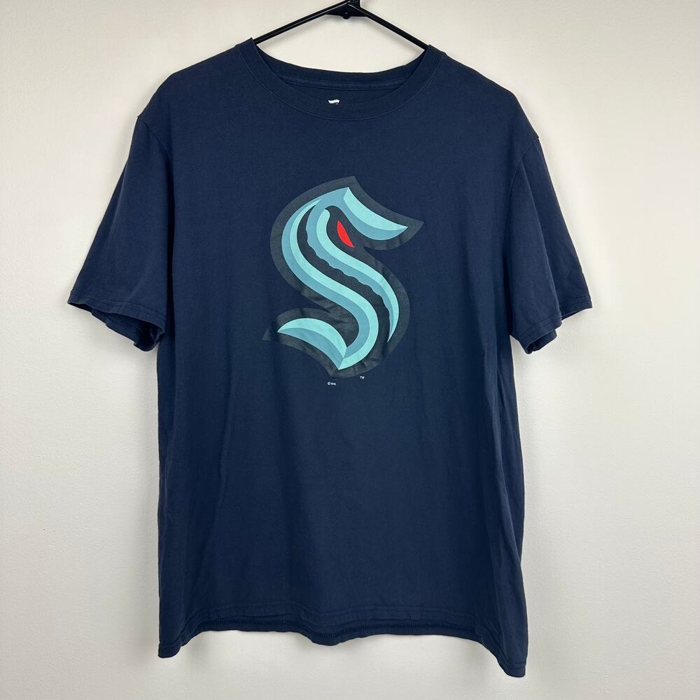 Fanatics Seattle Kraken Hockey NHL Sports Logo Crewneck Navy Blue T-Shirt Large